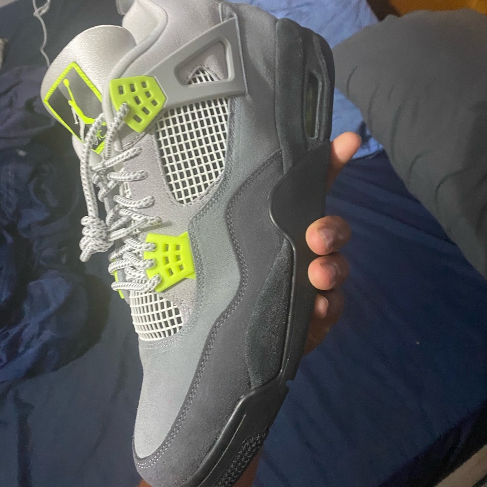 Jordan 4 neon